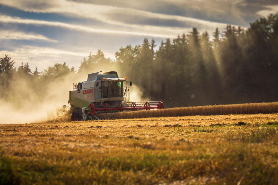 Grogne. Les agriculteurs pr&ecirc;ts &agrave; mener des op&eacute;rations &laquo;&nbsp;coup de poing&nbsp;&raquo; Les agriculteurs du 77 vont devoir payer 5&nbsp;000&nbsp;&euro; de plus par an selon Cyrille Milard, pr&eacute;sident de la FDSEA 77. - claas-2147239