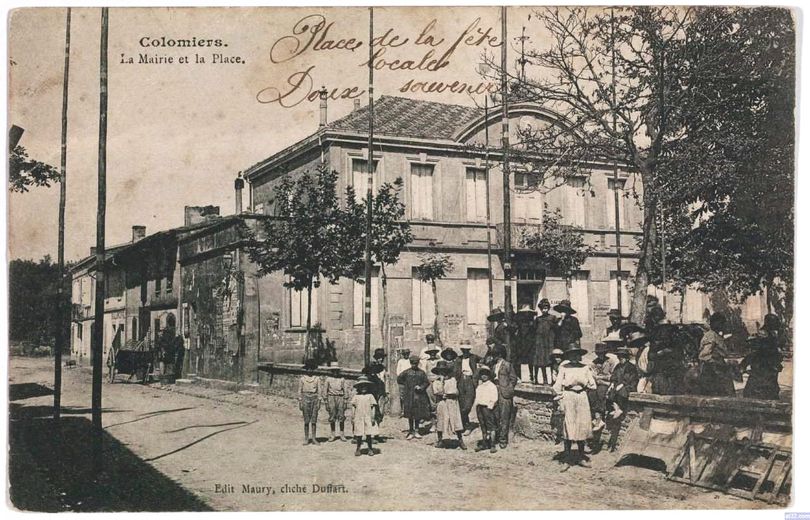La place de la mairie en 1908.