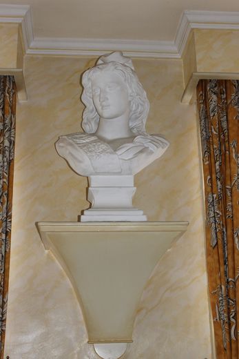 Dans la salle des mariages, un mod&egrave;le populaire sculpt&eacute; par Jacques France.
