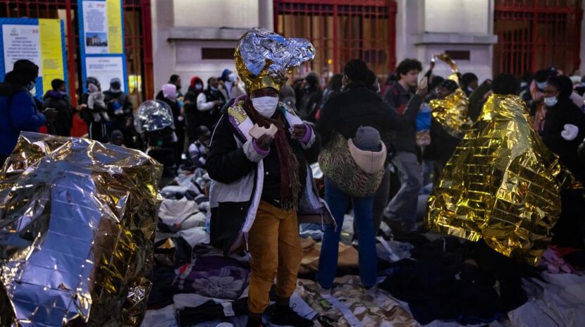 , Paris : la mairie du XXe arrondissement a accueilli pour la nuit des migrants dans sa salle de réception
