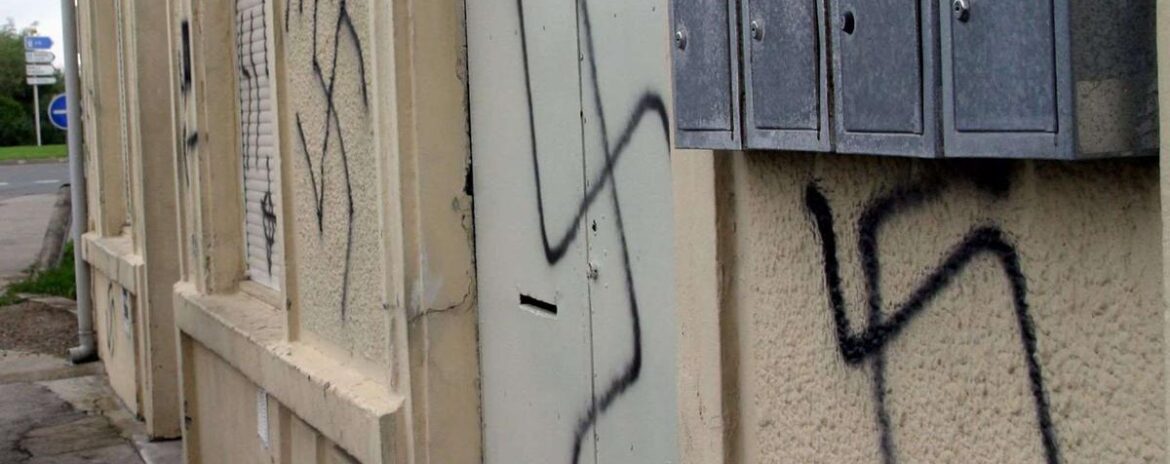 , Seine-et-Marne : encore des croix gammées sur une église et une mairie