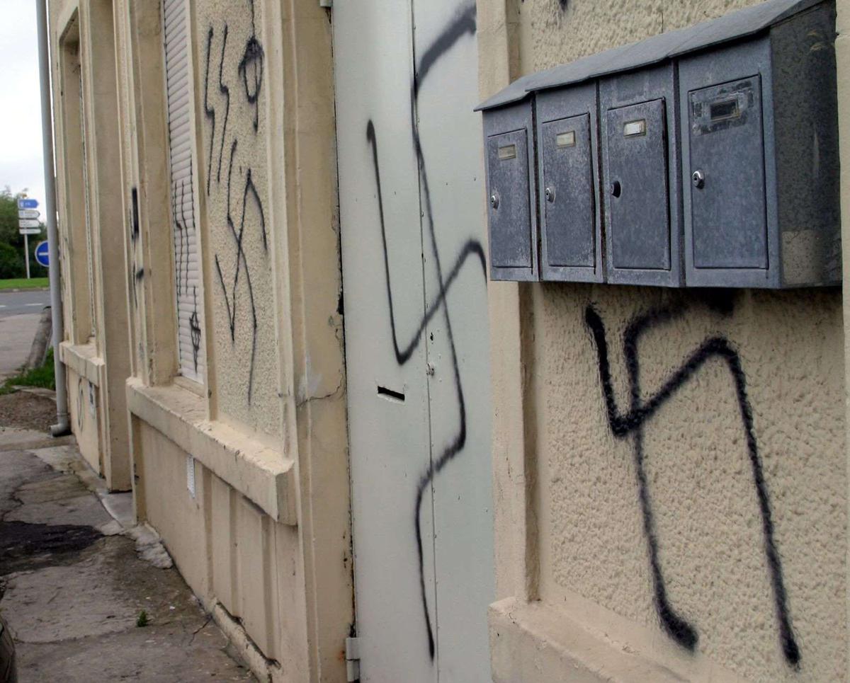 , Seine-et-Marne : encore des croix gammées sur une église et une mairie