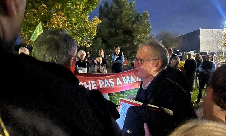 , « Un déni de démocratie » : des habitants manifestent contre le déménagement de cette mairie du Val-d’Oise