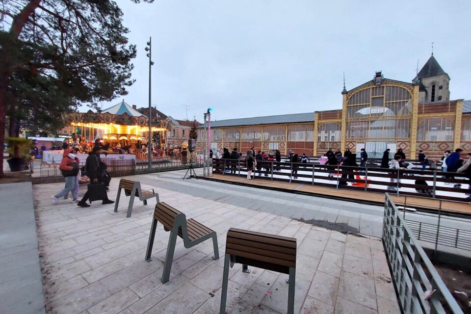 Attenante &agrave; la place du Comte Haymon, la halle du march&eacute;, propri&eacute;t&eacute; communale, fait &eacute;galement l&rsquo;objet de travaux de r&eacute;novation qui ont d&eacute;but&eacute;.