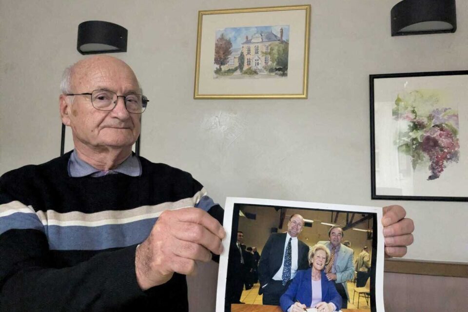Jean-Pierre Zannier, maire de Raizeux (Yvelines) &agrave; l'aube de ses 80 ans arr&ecirc;tera en mars 2025. Il montre la photo du trio de maires qu'il composait avec Janny Demichelis, maire d'Orphin et son fr&egrave;re Elio Zannier, ancien maire de Poigny-la-For&ecirc;t.