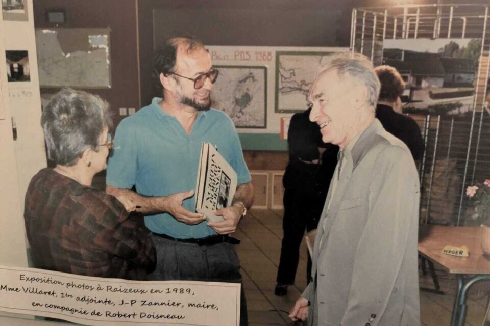 Robert Doisneau (&agrave; droite) rend visite &agrave; la m&eacute;diath&egrave;que de Raizeux (Yvelines) en 1989, en compagnie du maire.