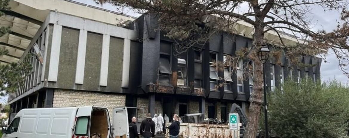 , La mairie de Limeil-Brévannes visée par un incendie criminel, deux suspects recherchés