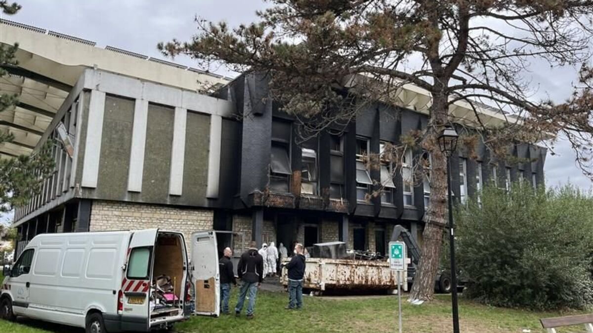 , La mairie de Limeil-Brévannes visée par un incendie criminel, deux suspects recherchés