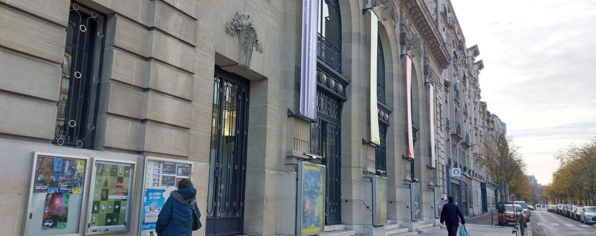 , Le maire de Clichy impose le film « Sacré Cœur » au cinéma municipal et pousse son directeur à la démission
