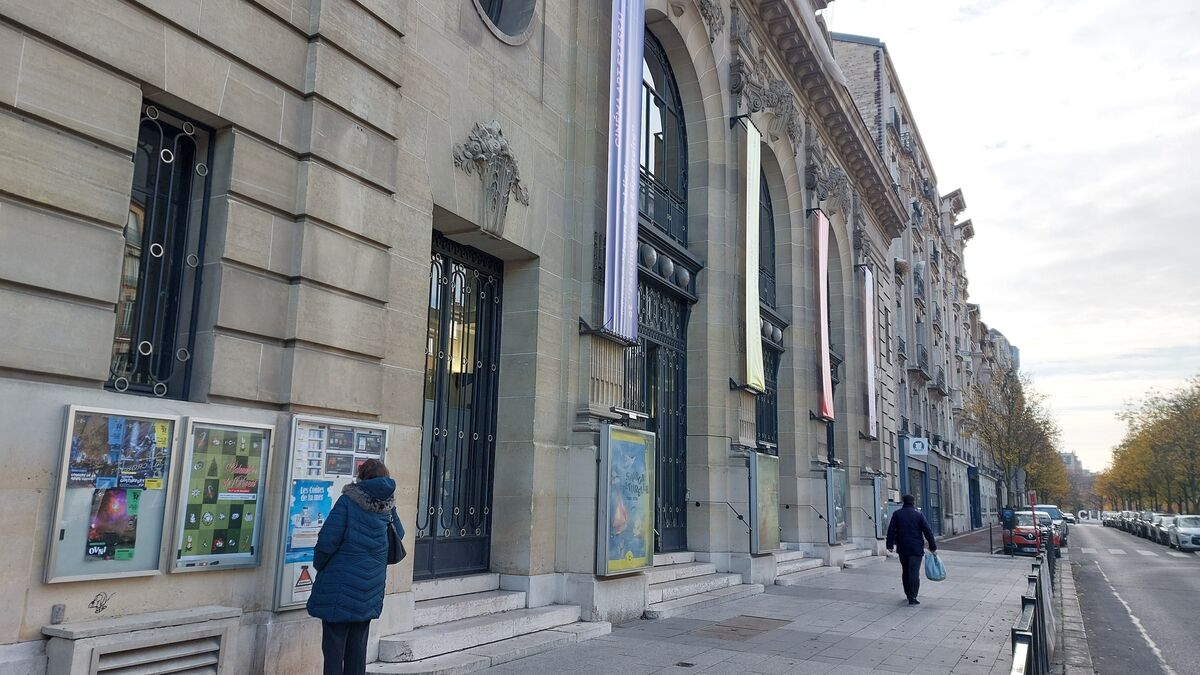 , Le maire de Clichy impose le film « Sacré Cœur » au cinéma municipal et pousse son directeur à la démission