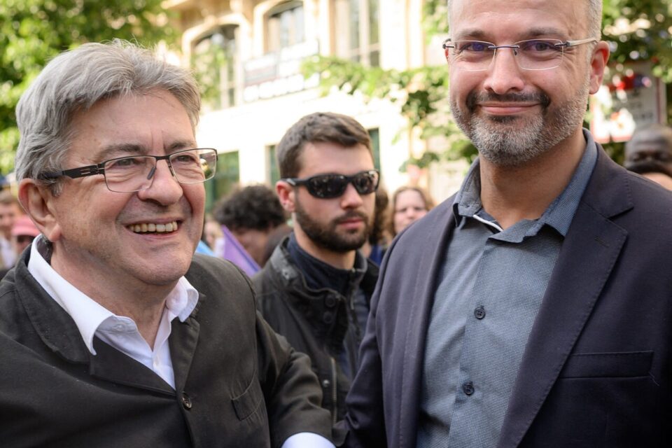 Mathieu Hillaire aux côtés du fondateur de La France insoumise Jean-Luc Mélenchon en 2022.