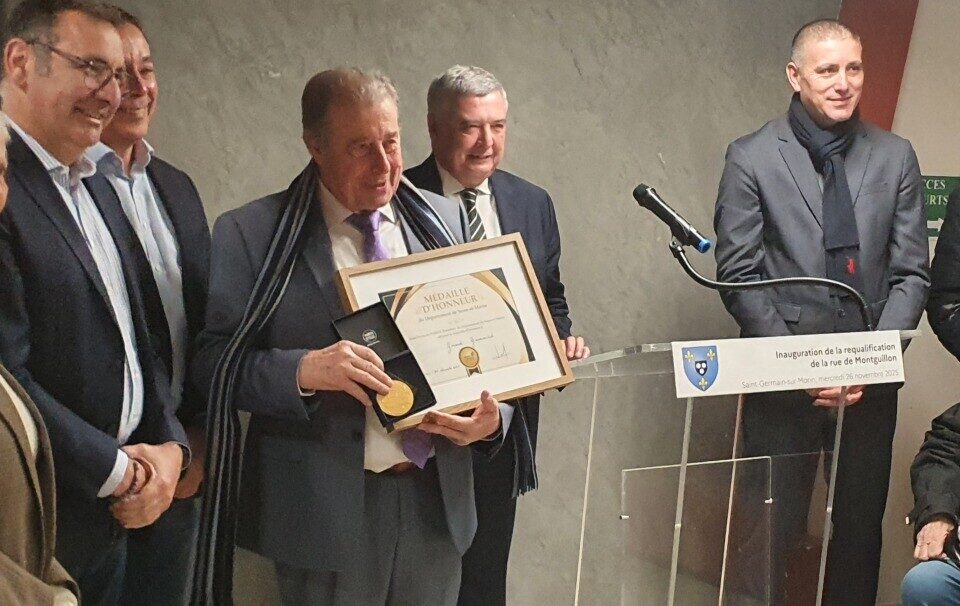 A l'occasion de son passage, Jean-Fran&ccedil;ois Parigi a remis la m&eacute;daille d'or du d&eacute;partement &agrave; g&eacute;rard Gourovitch pour ses ann&eacute;es d'engagement en tant qu'&eacute;lu.