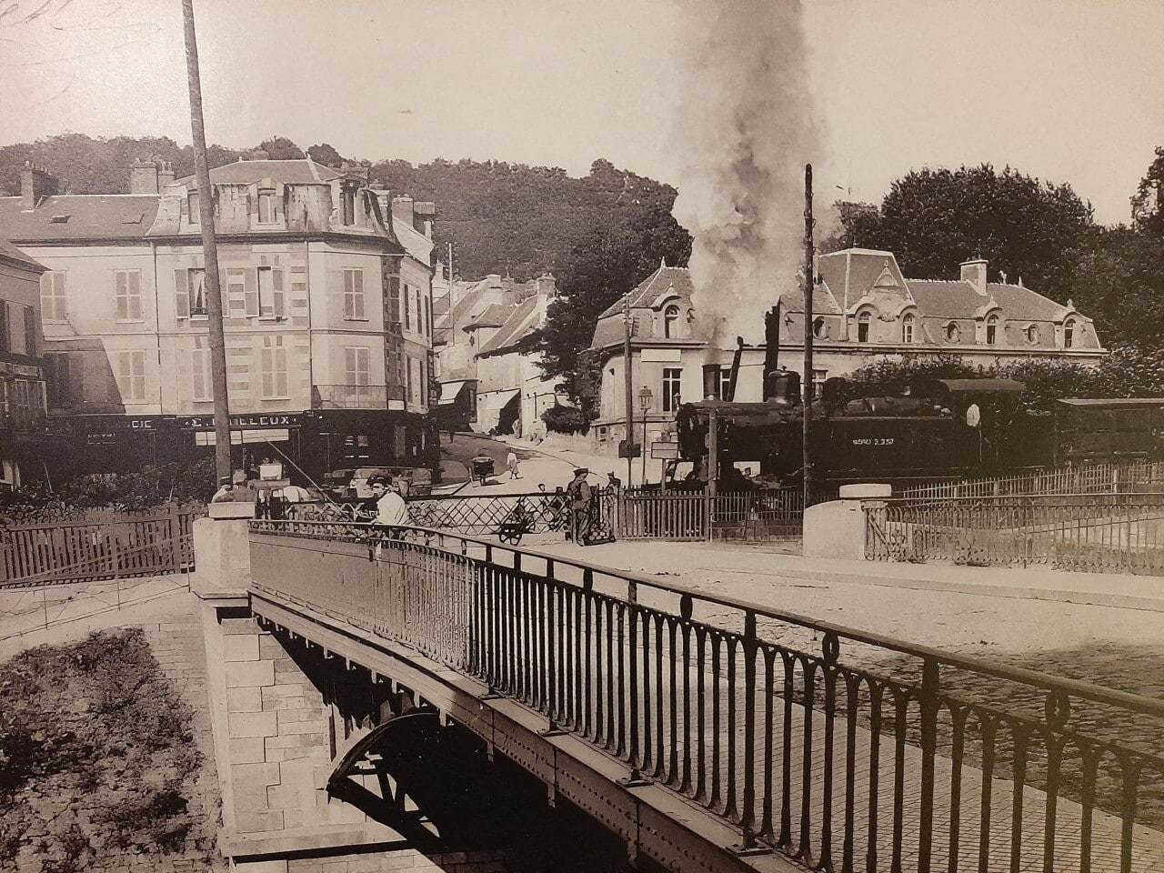 , Val-d&rsquo;Oise : quand l&rsquo;intelligence artificielle transforme 150 vieilles cartes postales en film bluffant