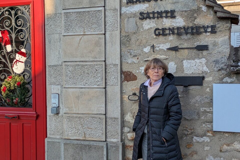 Nadine Janiak devant la Maison Sainte Geneviève.