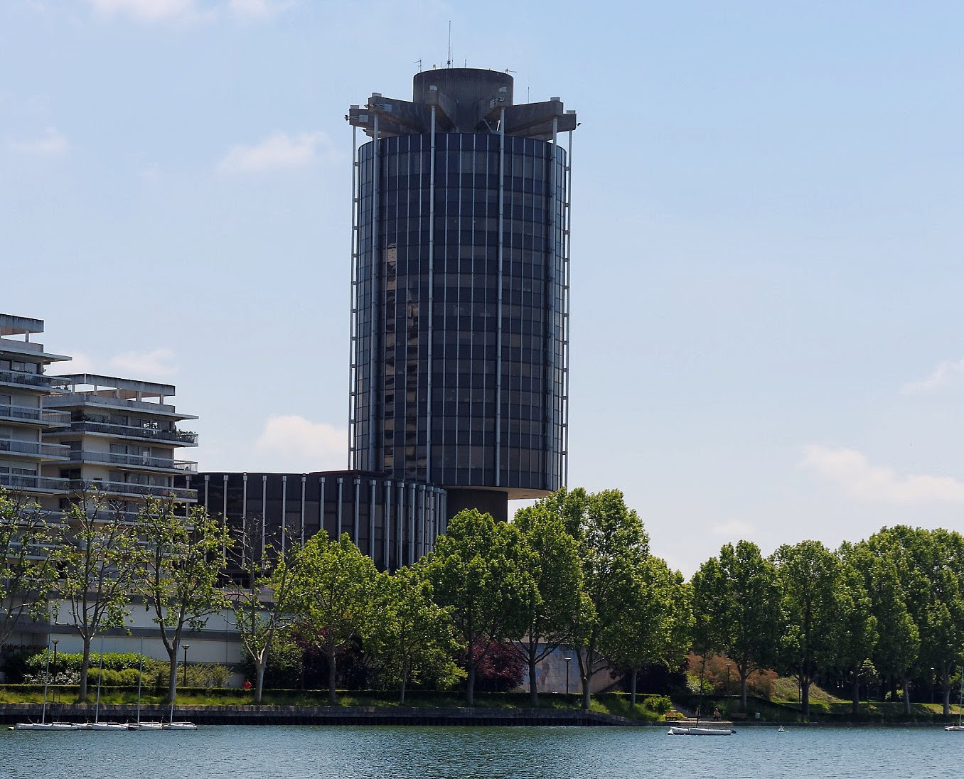 , Cette mairie de région parisienne au design moderne a comme un air de gratte-ciel