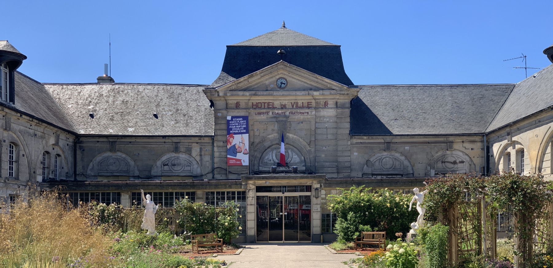 , Cette mairie d’Île-de-France se trouve au cœur d’anciennes écuries, vestiges d’un château disparu