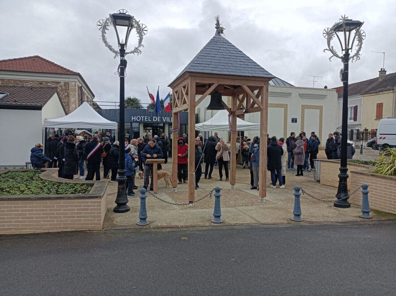 , Dans cette commune de Seine-et-Marne, une cloche vieille de plus de 150 ans install&eacute;e devant l&rsquo;h&ocirc;tel de ville