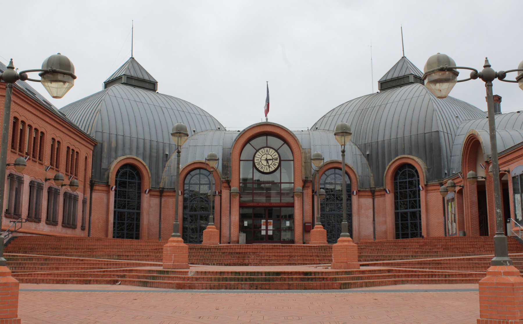 , En région parisienne, cette mairie à l’architecture octogonale a de quoi surprendre