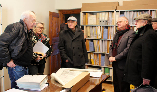 Lors de la visite de la salle qui accueille d&eacute;j&agrave; le fonds Grodwohl comme on l&rsquo;appelle, Marc Grodwohl a expliqu&eacute; avoir un fonds &laquo;&nbsp;un peu h&eacute;t&eacute;rog&egrave;ne&nbsp;&raquo;, compos&eacute; de dessins, photos, articles de presse&hellip; et d&rsquo;environ 200 plans d&rsquo;architecte de maisons alsaciennes. &nbsp; Photo M.S.