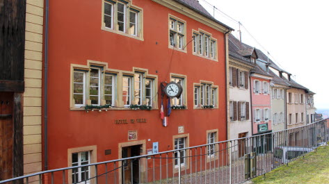L&rsquo;h&ocirc;tel de ville doit dans un premier temps &ecirc;tre vid&eacute; des archives communales, avant de pouvoir accueillir celles de la Soci&eacute;t&eacute; d&rsquo;histoire du Sundgau. Entre temps, les planchers devront &ecirc;tre renforc&eacute;s pour supporter le poids des documents.&nbsp; Photo M.S.