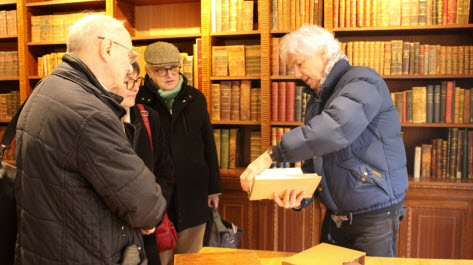 L&rsquo;h&ocirc;tel de ville historique se partagera entre l&rsquo;association Tr&eacute;sors de Ferrette (&agrave; droite, son pr&eacute;sident Jean-Jacques Kielwasser dans la biblioth&egrave;que historique) et la Soci&eacute;t&eacute; d&rsquo;histoire du Sundgau qui g&eacute;rera le centre de ressources patrimoniales.&nbsp; Photo M.S.