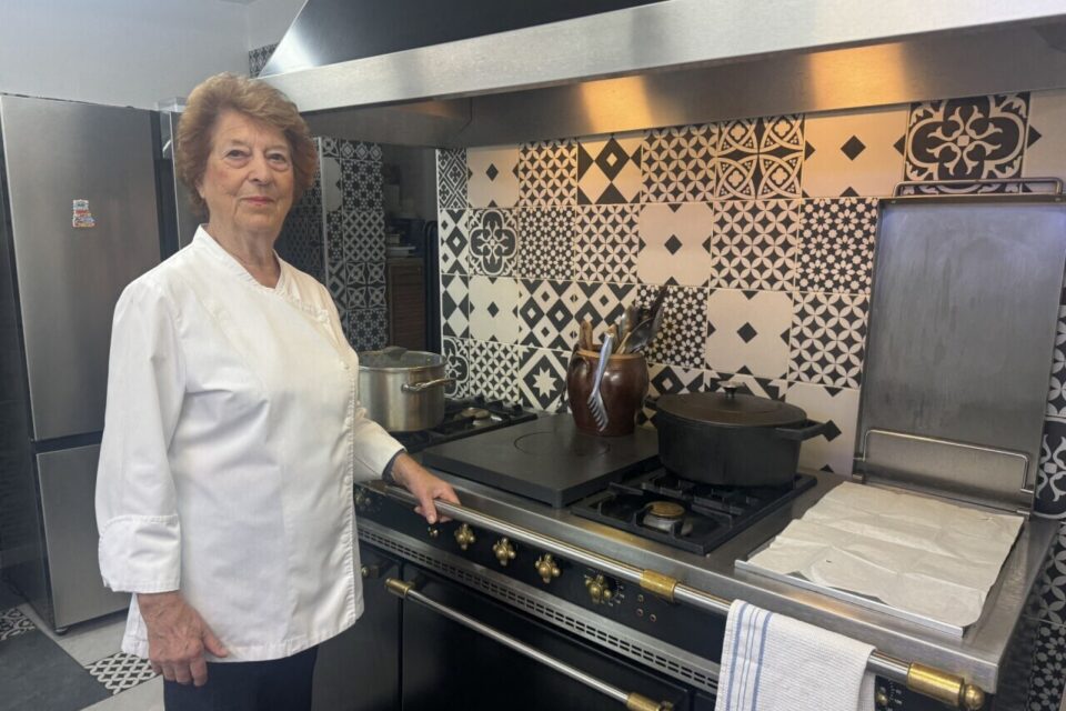Josiane Fremy, 84 ans, est la patronne du restaurant La Grange, à Frémécourt.