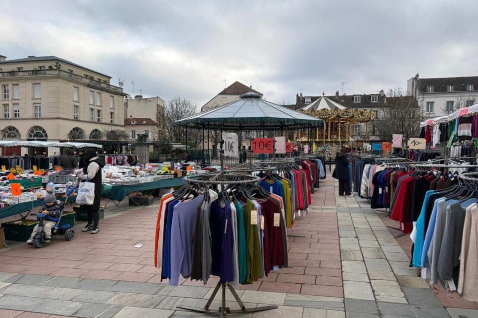 Sur le march&eacute; de Poissy (Yvelines), place de la R&eacute;publique, les Pisciacais se questionnent sur les &eacute;lections Municipales de 2026.