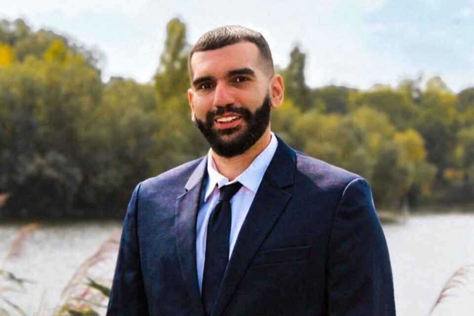 Farid Lounis, 31 ans, sera candidat aux élections municipales de 2026 de Carrières-sous-Poissy (Yvelines).