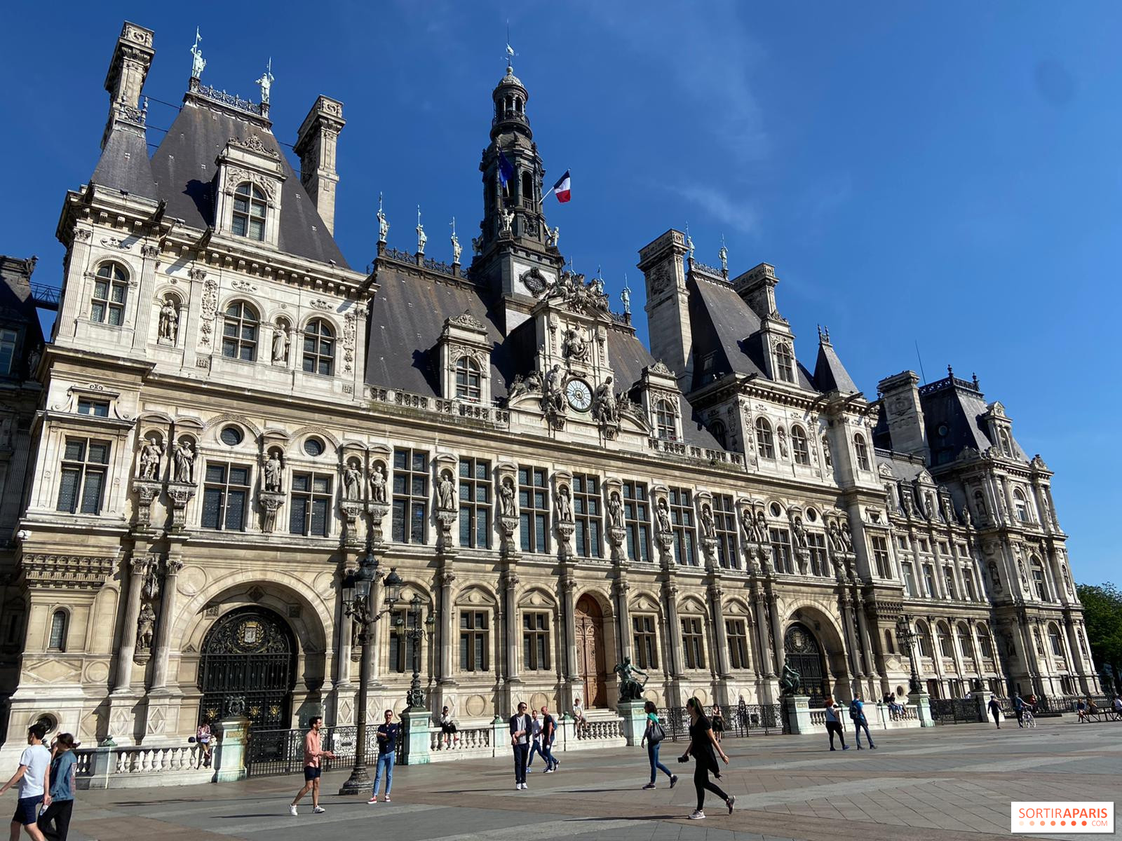 , Pourquoi les mairies de Paris et d&rsquo;&Icirc;le-de-France ont-elles souvent un clocher ou une petite tour sur leurs toits