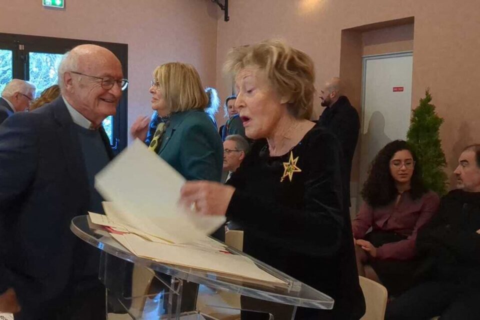 Jean-Pierre Zannier, maire de Raizeux (Yvelines) et cousin de Janny Demichelis, maire d'Orphin (Yvelines) quelques instants avant le début de la céréminonie des vœux samedi 10 janvier 2026.