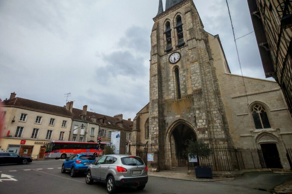 L'absence de parvis devant l'église rend les sorties de cérémonies dangereuses