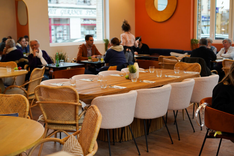 En plus d'avoir une architecture atypique et symbolique, le bistrot s'étend sur près de 500 m2.