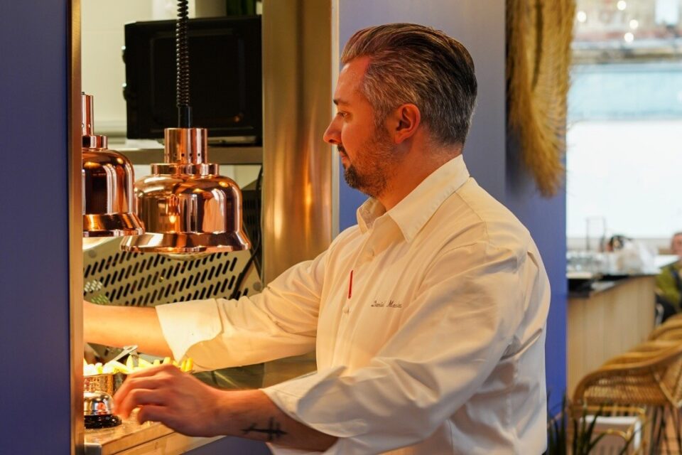 Daniel, passionné de cuisine depuis toujours, a fait de cette bâtisse emblématique de Sartrouville (Yvelines) un coin idéal pour son restaurant Papillote.