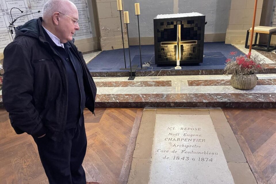 Désormais, une plaque matérialise l'emplacement de la sépulture de l'abbé Charpentier, au fond de la chapelle de Franchard, en l'église Saint-Louis de Fontainebleau