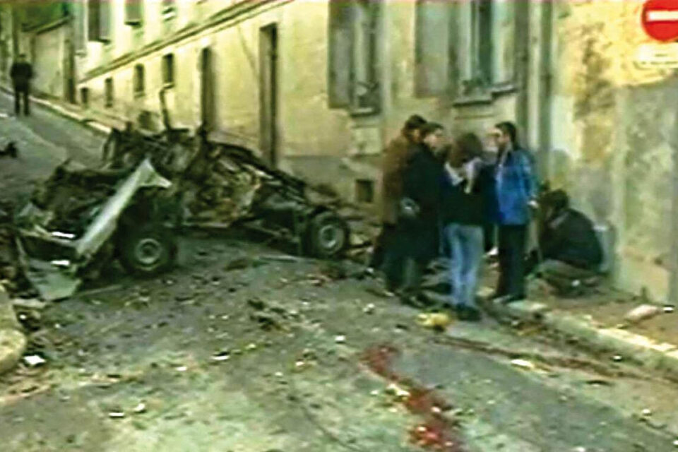 Provins. Il y a 35&nbsp;ans, Alain Peyrefitte &eacute;chappait &agrave; un attentat meurtrier Le 15&nbsp;d&eacute;cembre 1986, vers 8&nbsp;h&nbsp;15, une Citro&euml;n BX explose rue de la Table-Ronde &agrave; Provins, devant le domicile d'Alain Peyrefitte (notre photo), d&eacute;put&eacute;-maire de la ville. L'attentat tuera un employ&eacute; de mairie. Dans la journ&eacute;e, les services de d&eacute;minage neutraliseront &eacute;galement la Peugeot 504 de l'ancien ministre, dans la cour de sa propri&eacute;t&eacute;, pour &eacute;viter que cette derni&egrave;re ne soit aussi pi&eacute;g&eacute;e &copy;Archives/RSM77 - attentat (1)