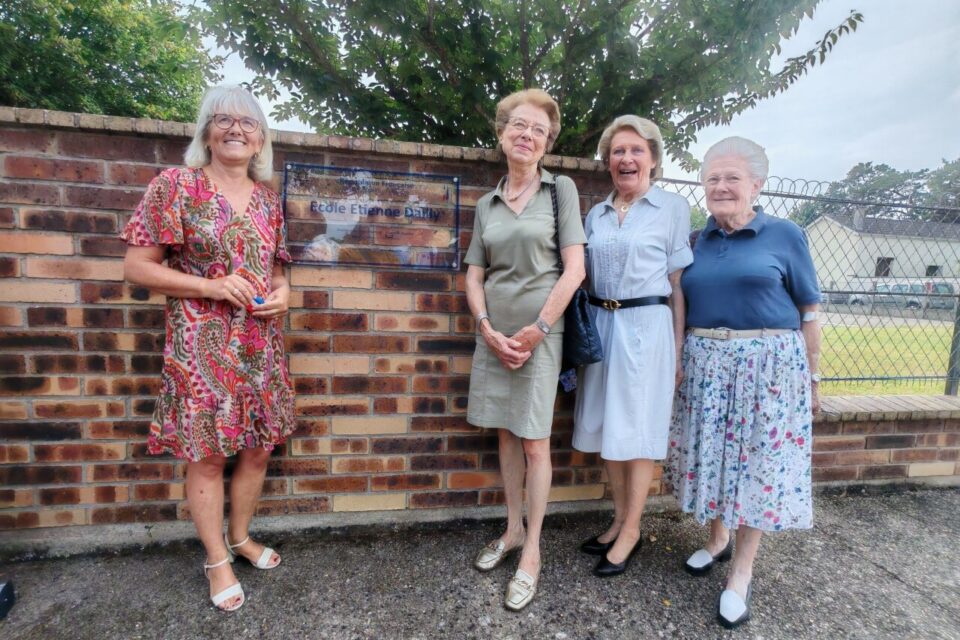 Les trois filles d'Etienne Dailly, ici avec la maire de Nemours Val&eacute;rie Lacroute, lors de l'inauguration de l'&eacute;cole qui porte son nom &agrave; Moncourt-Fromonville en septembre dernier