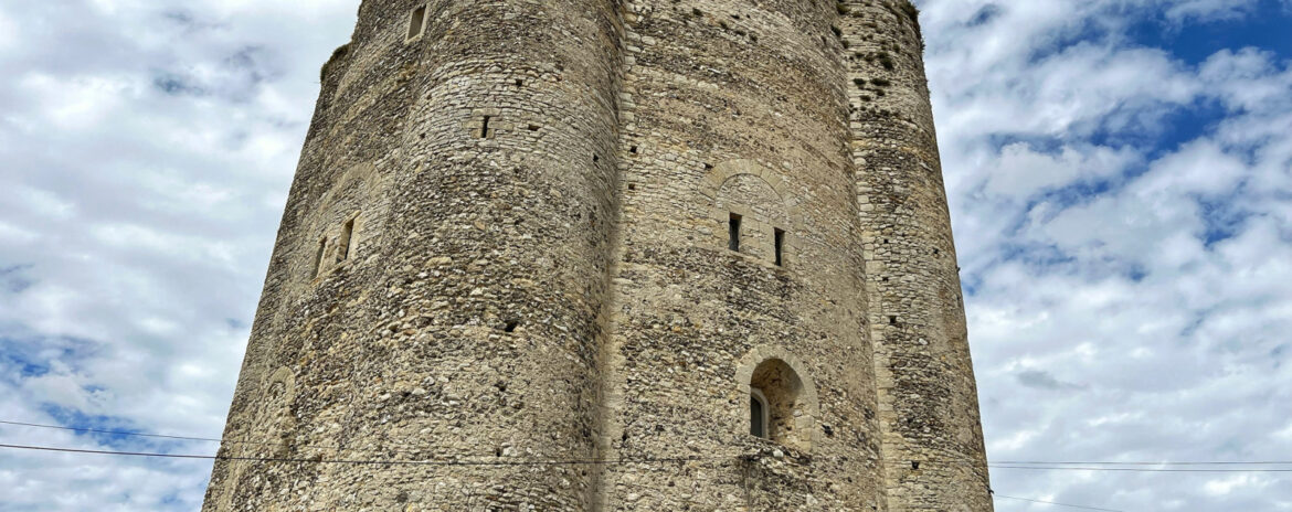, Dans les Yvelines, vous pouvez monter en haut de ce donjon pour un panorama sur la ville m&eacute;di&eacute;vale