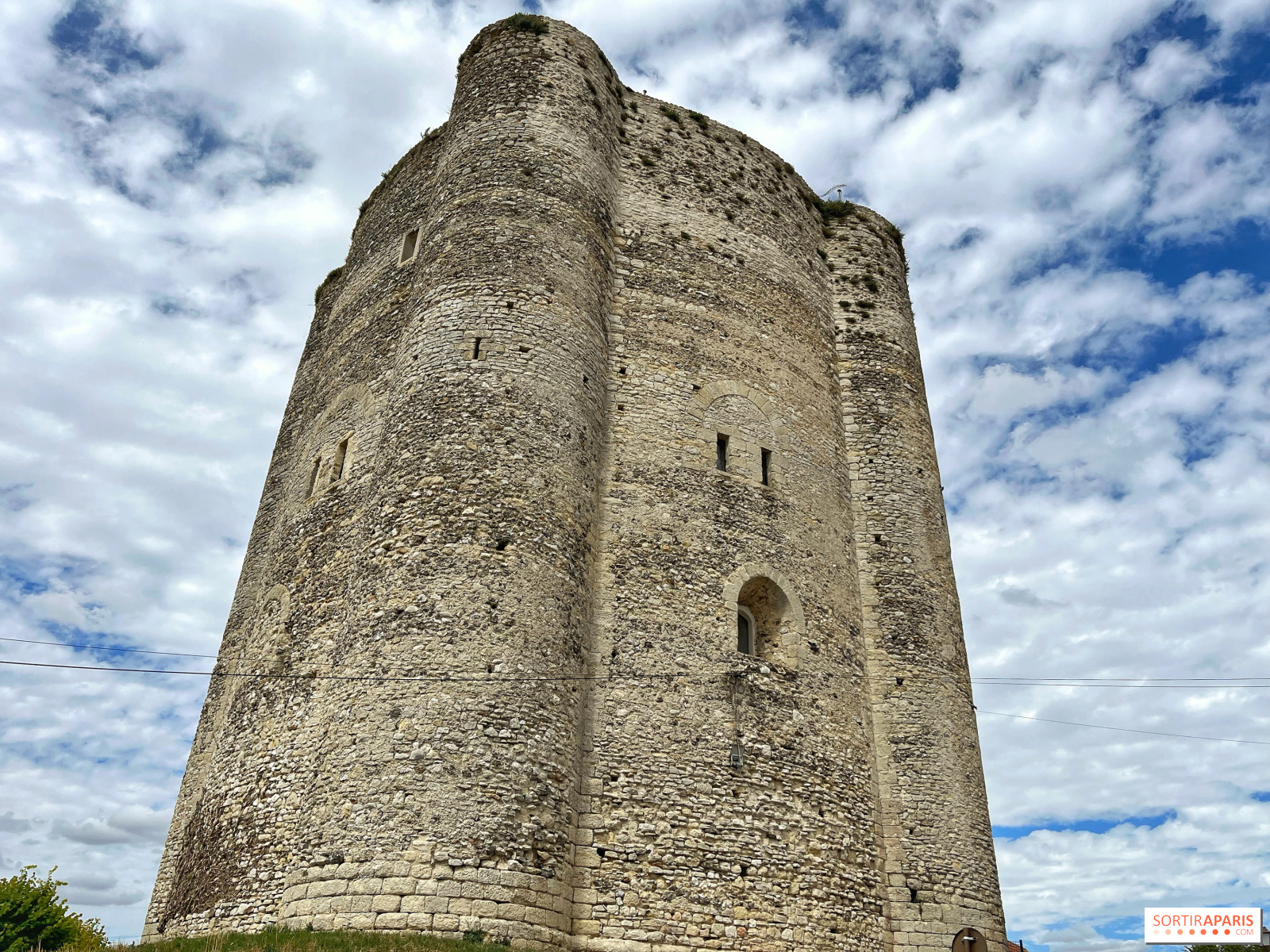 , Dans les Yvelines, vous pouvez monter en haut de ce donjon pour un panorama sur la ville m&eacute;di&eacute;vale