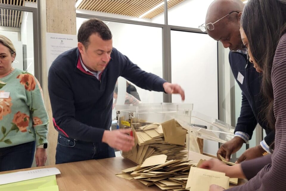 Rapha&euml;l Cognet est pr&eacute;sent &agrave; l'h&ocirc;tel de ville de Mantes-la-Jolie (Yvelines) pour le d&eacute;but du d&eacute;pouillement.
