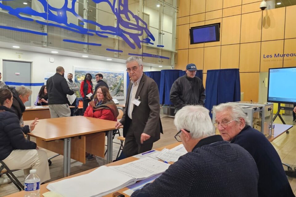 Fran&ccedil;ois Garay, le maire des Mureaux (Yvelines), installe les scrutateurs. Sauf surprise d&egrave;s ce soir, c'est son avant-derni&egrave;re soir&eacute;e &eacute;lectorale en tant que maire de cette commune de 35 000 habitants.