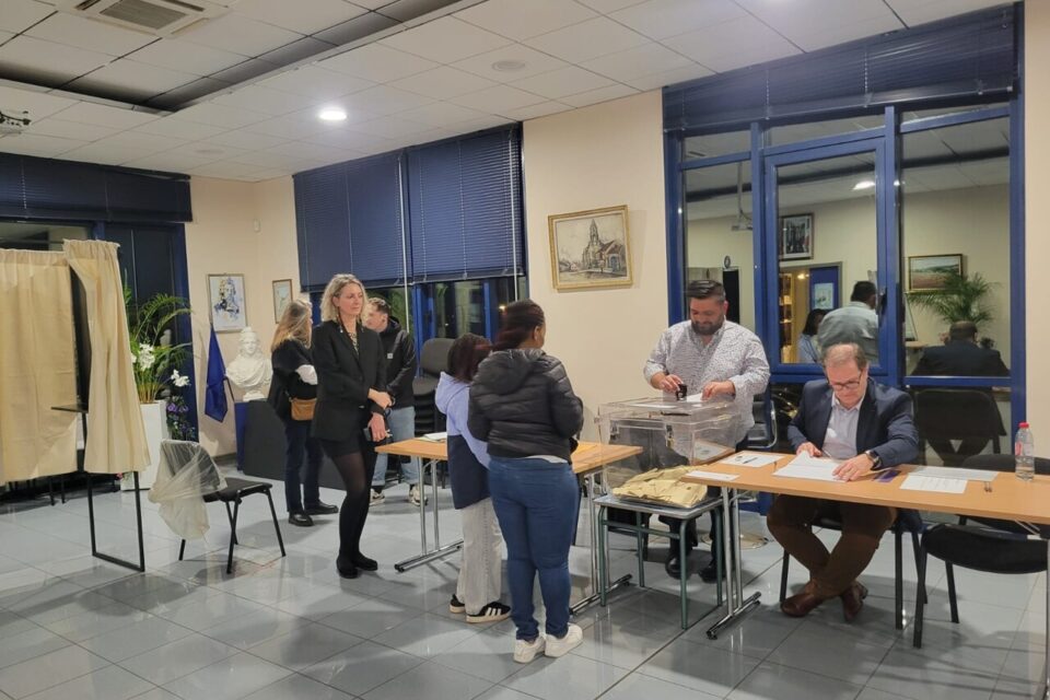 &Agrave; &Eacute;p&ocirc;ne (Yvelines), il y a encore quelques &eacute;lecteurs dans les bureaux de vote.