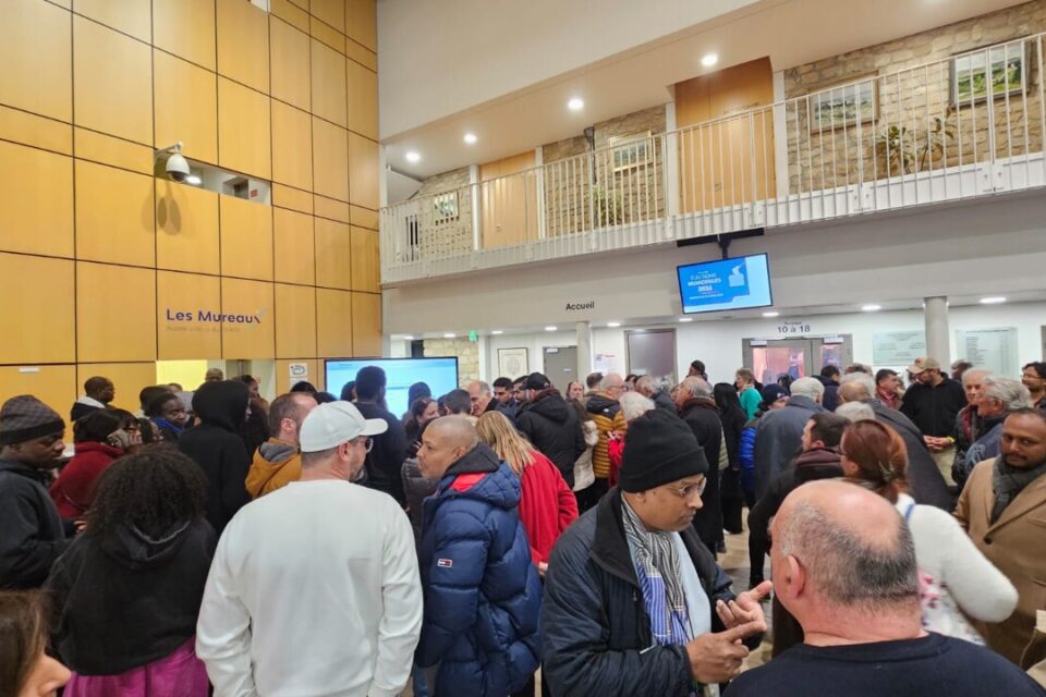 Il y a beaucoup de monde dans la mairie des Mureaux, &agrave; quelques minutes de la proclamation des r&eacute;sultats d&eacute;finitifs.