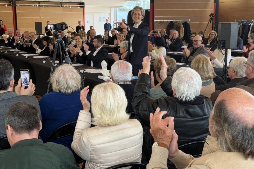 Anne Père-Brillault a reçu de nombreux applaudissements de la foule lors du conseil d'installation au Chesnay-Rocquencourt (Yvelines), le vendredi 27 mars 2026.