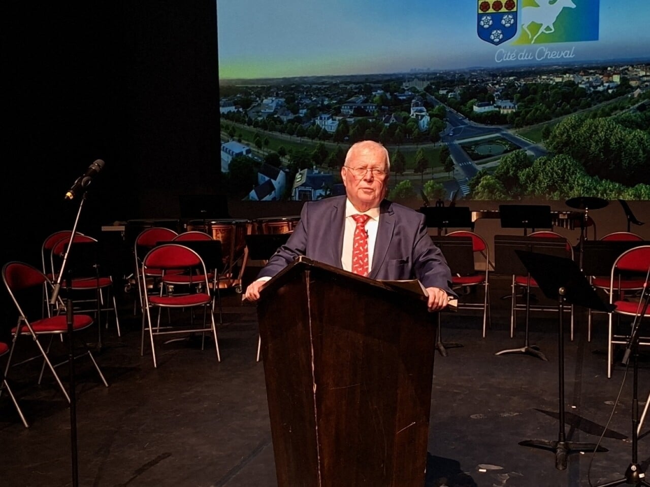 , &laquo; La joie de ma vie &raquo; : l&rsquo;inimitable Jacques Myard tire sa r&eacute;v&eacute;rence sans &eacute;clat &agrave; Maisons-Laffitte