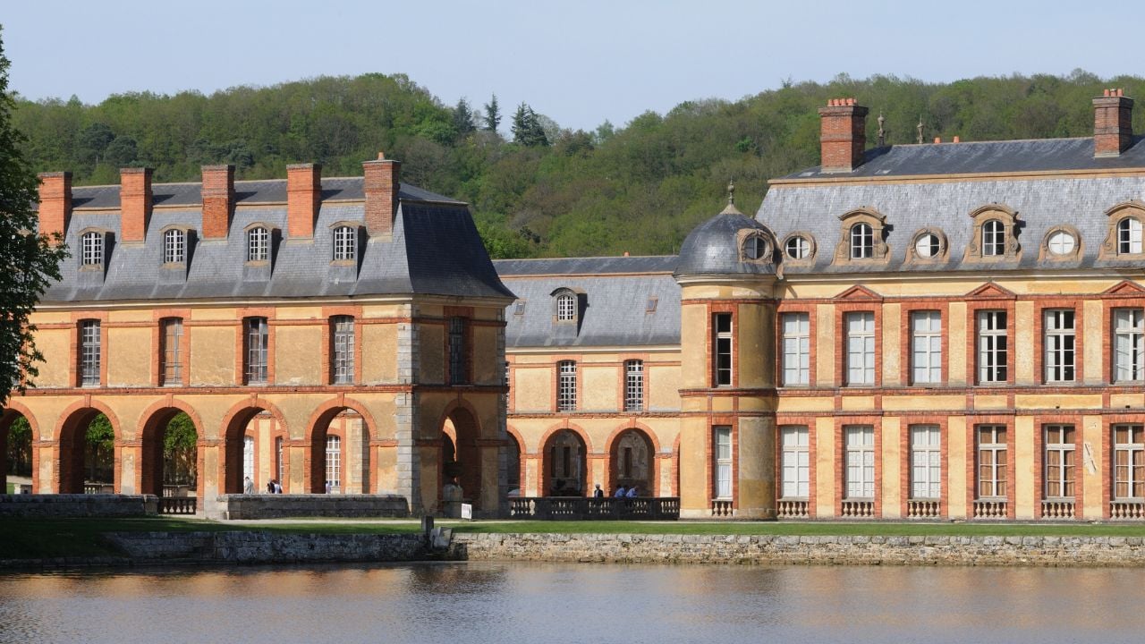 Le ch&acirc;teau de Dampierre-en-Yvelines est un chef-d&rsquo;&oelig;uvre classique du XVIIe si&egrave;cle, &eacute;difi&eacute; par Jules Hardouin-Mansart pour le duc de Chevreuse.