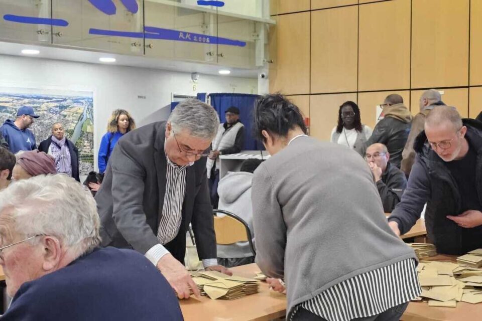 Derni&egrave;re soir&eacute;e &eacute;lectorale pour Fran&ccedil;ois Garay, le maire historique de la commune des Mureaux (Yvelines). Le d&eacute;pouillement va commencer. Deux adjoints au maire, Damien Vignier et Souad Ammouri Mostafi, sont en lice pour ce second tour.