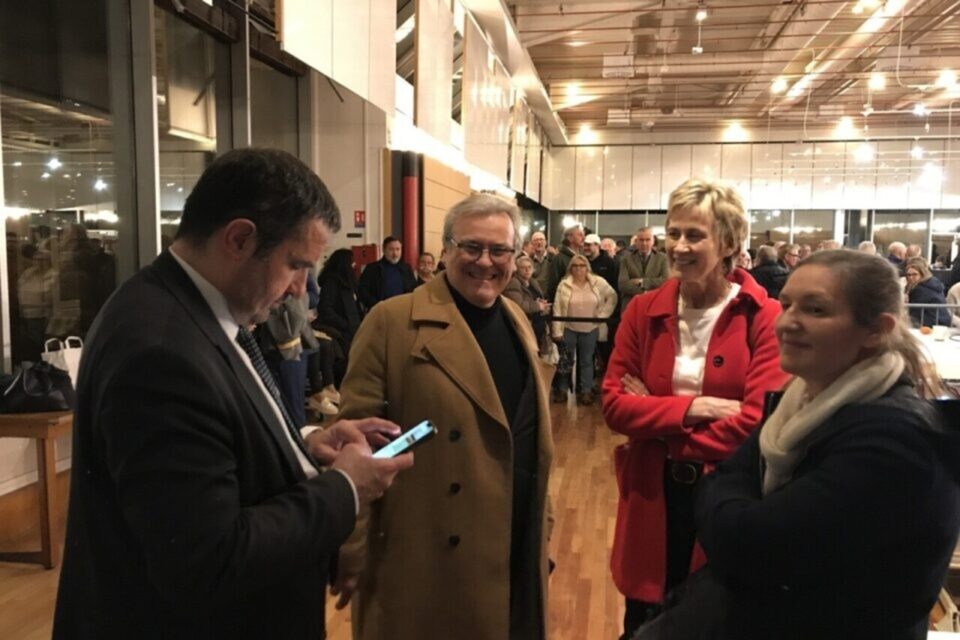 Anne P&egrave;re-Brillault (&agrave; droite) est sortie largement en t&ecirc;te au premier tour des municipales 2026 du Chesnay-Rocquencourt (Yvelines), face au maire sortant, Richard Delepierre (&agrave; g.). Le tout, sous le regard plut&ocirc;t amus&eacute; de l&rsquo;ancien maire, Philippe Brillault.