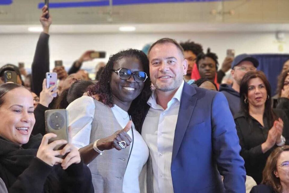 Les Mureaux (Yvelines) - Damien Vignier c&eacute;l&egrave;bre sa victoire aux cotes de son &eacute;pouse Marie et de ses sympathisants