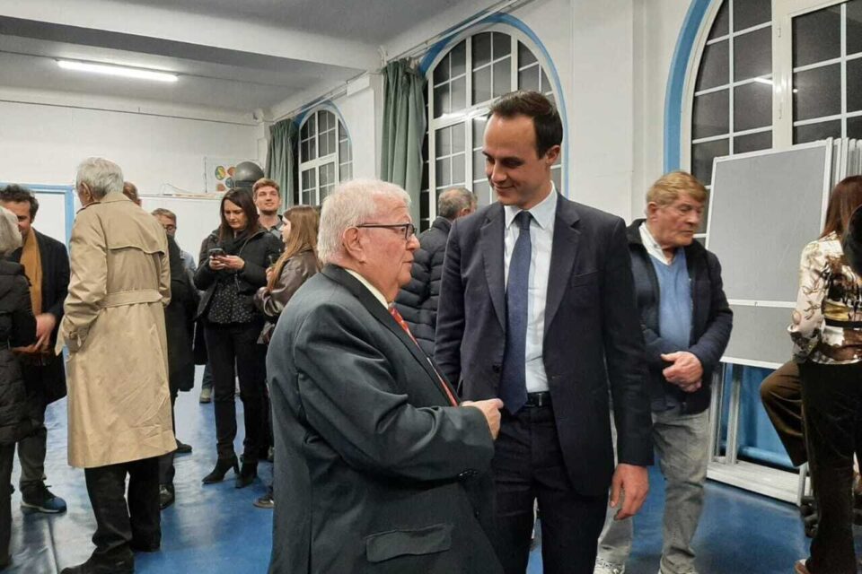 A Maisons-Laffitte (Yvelines) le maire sortant, Jacques Myard, &eacute;change quelques mots avec celui qui va sans doute lui succ&eacute;der Arthur Dehaene.