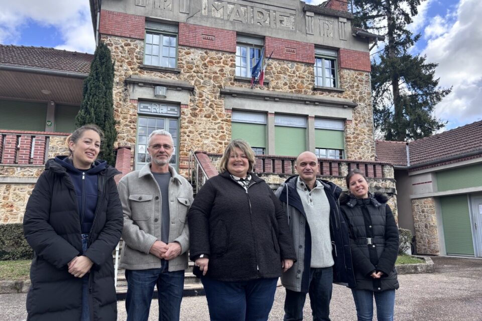 St&eacute;phanie Petit est entour&eacute;e des quatre nouveaux adjoints : Christophe Caquot, Myriam Pile, CyrilleRobert et Charlotte Lionne.